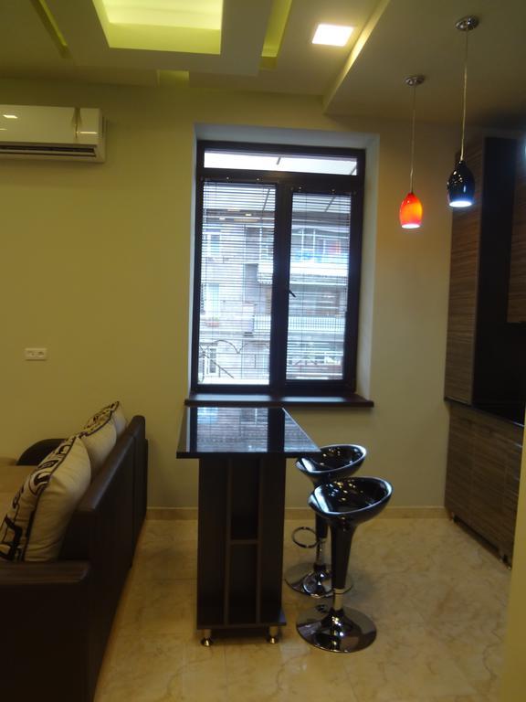 Modern Komitas Flat Hotel Yerevan Room photo